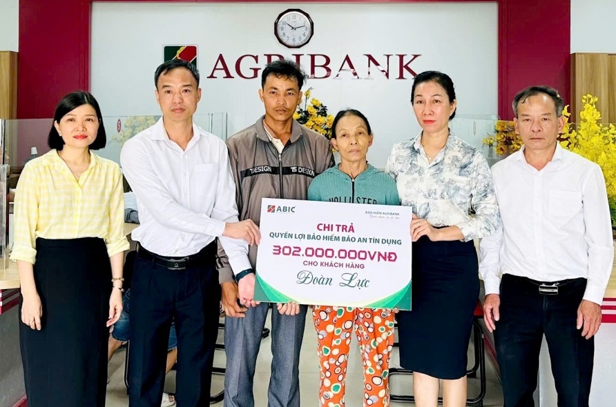 Từng nghĩ bảo hiểm ‘chỉ giỏi thu tiền’, gia đình nghèo xúc động khi được Agribank gọi lên nhận 300 triệu đồng sau biến cố