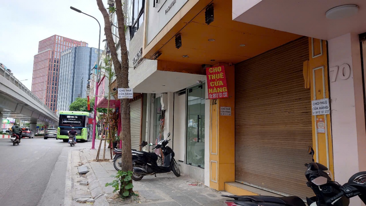 Chính quyền mở đợt truy quét hàng giả, loạt cửa hàng tại 'thiên đường mua sắm' của Hà Nội đóng cửa im lìm