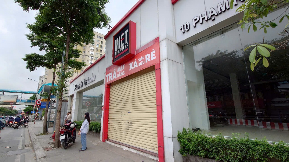Chính quyền mở đợt truy quét hàng giả, loạt cửa hàng tại 'thiên đường mua sắm' của Hà Nội đóng cửa im lìm Chính quyền mở đợt truy quét hàng giả, loạt cửa hàng tại 'thiên đường mua sắm' của Hà Nội đóng cửa im lìm