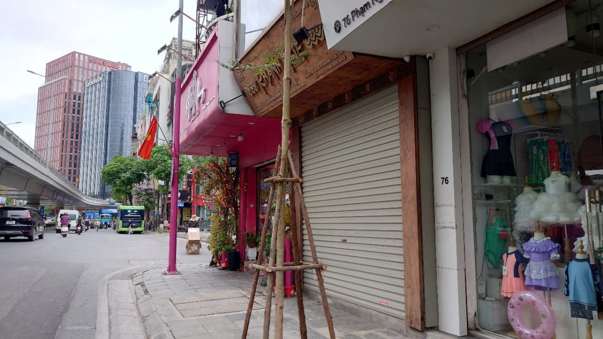 Chính quyền mở đợt truy quét hàng giả, loạt cửa hàng tại 'thiên đường mua sắm' của Hà Nội đóng cửa im lìm