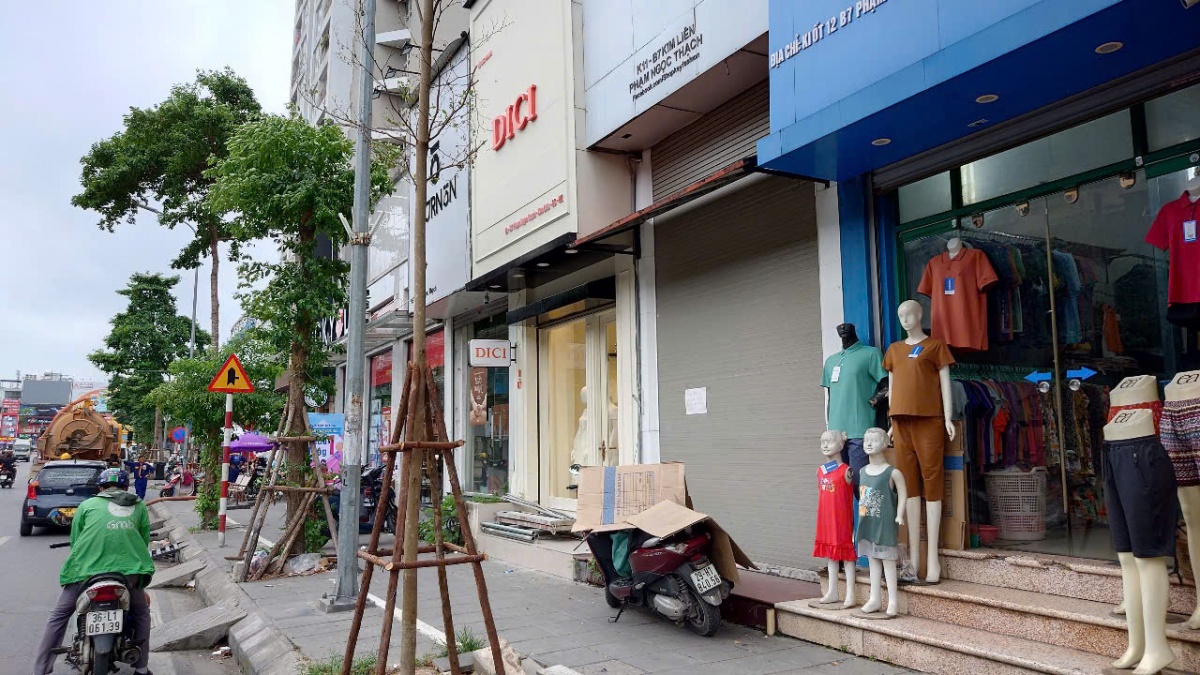 Chính quyền mở đợt truy quét hàng giả, loạt cửa hàng tại 'thiên đường mua sắm' của Hà Nội đóng cửa im lìm