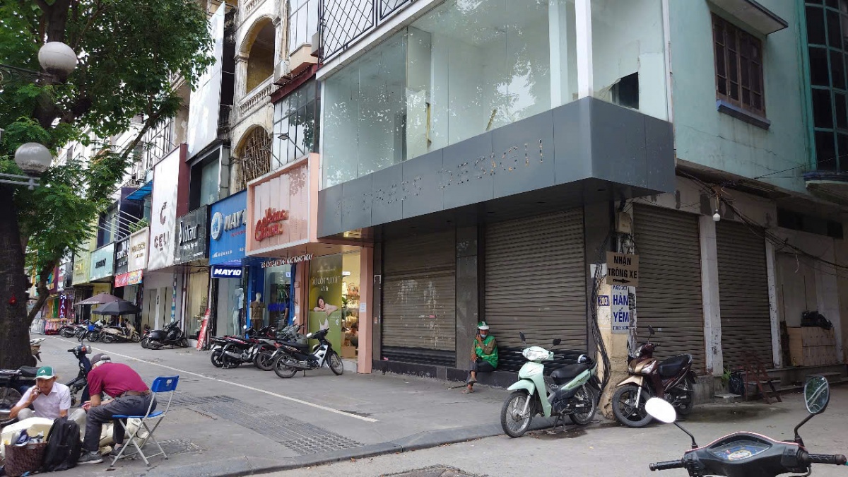 Chính quyền mở đợt truy quét hàng giả, loạt cửa hàng tại 'thiên đường mua sắm' của Hà Nội đóng cửa im lìm Chính quyền mở đợt truy quét hàng giả, loạt cửa hàng tại 'thiên đường mua sắm' của Hà Nội đóng cửa im lìm
