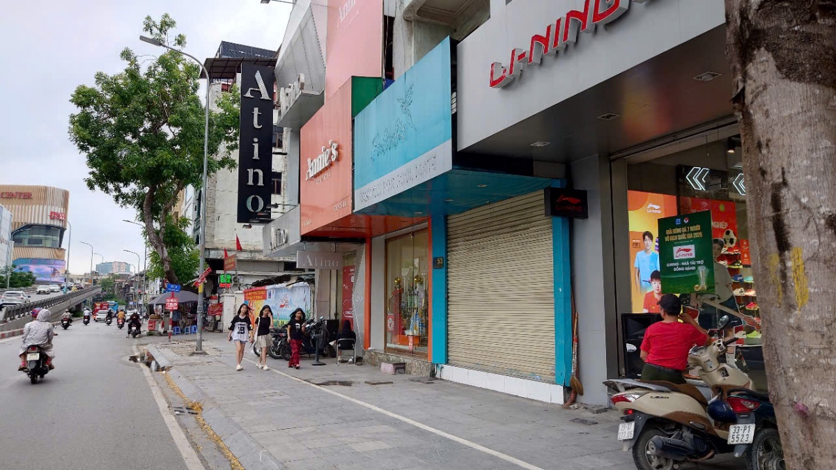 Chính quyền mở đợt truy quét hàng giả, loạt cửa hàng tại 'thiên đường mua sắm' của Hà Nội đóng cửa im lìm