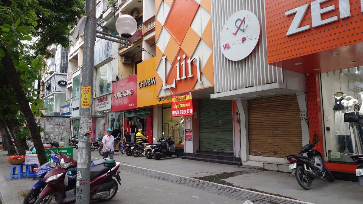 Chính quyền mở đợt truy quét hàng giả, loạt cửa hàng tại 'thiên đường mua sắm' của Hà Nội đóng cửa im lìm