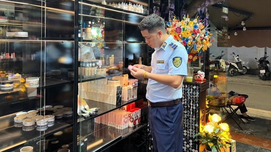 Bắt lô mỹ phẩm nhập lậu trị giá gần 1 tỷ đồng giữ lòng phố cổ Hà Nội