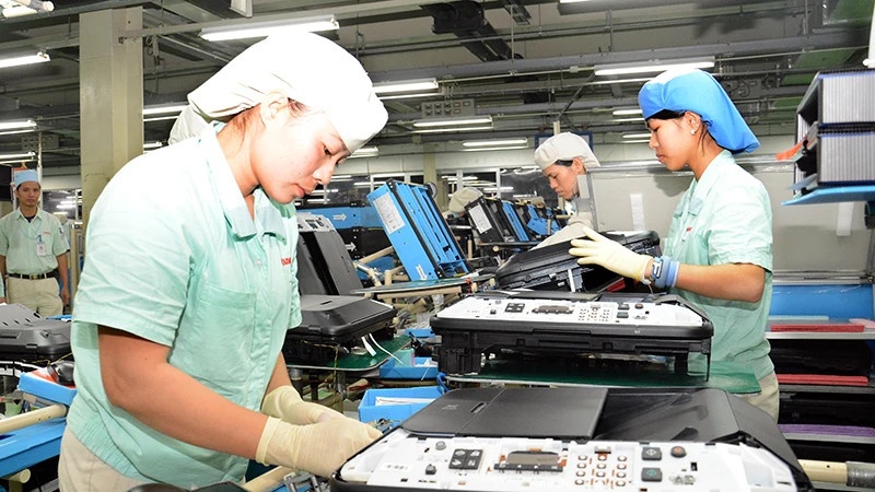 FDI lập kỷ lục giữa bão thuế, lực hút nào khiến Việt Nam vẫn là điểm đến 'vàng'?