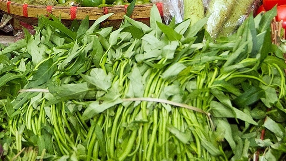Loại rau ở Việt Nam rẻ như cho được ví như siêu thực phẩm xanh, sang nước ngoài đắt đỏ, phải đếm từng cọng