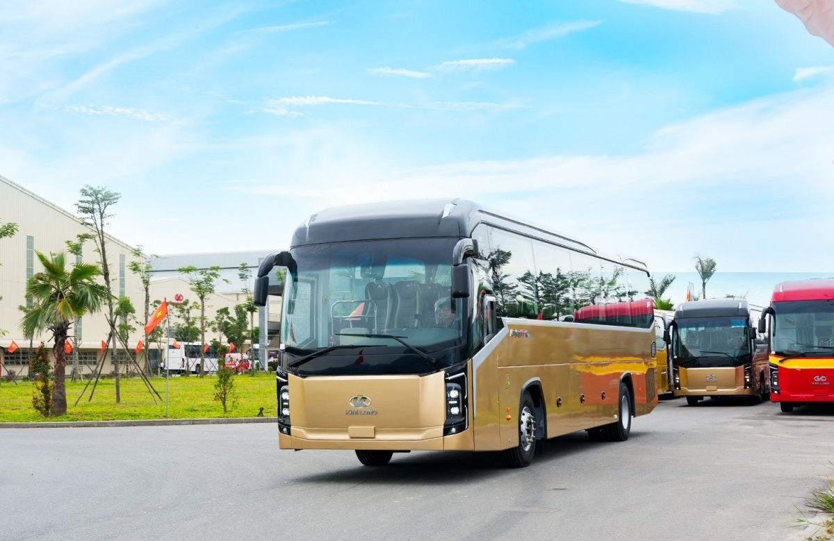 Hãng xe Việt Long Motor bàn giao lô xe cho một doanh nghiệp vận tải du lịch tại miền Trung