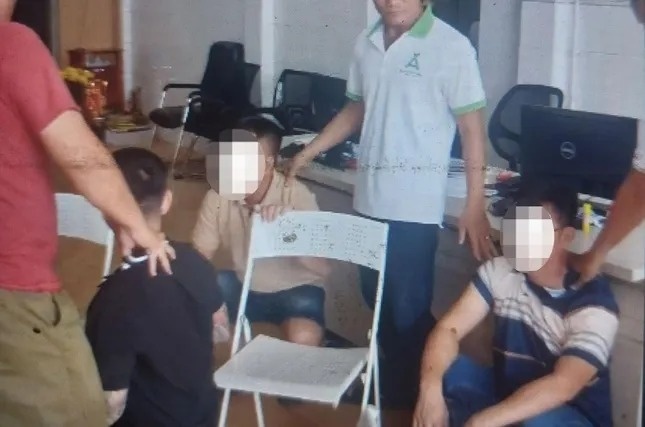 Công an ập vào văn phòng công chứng, bắt tại trận đối tượng làm giả sổ đỏ