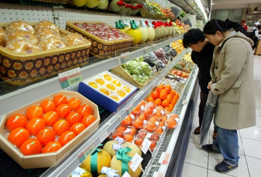 Mì ăn liền, trứng gà... thành xa xỉ phẩm tại nền kinh tế lớn thứ tư châu Á, người dân thắt lưng buộc bụng