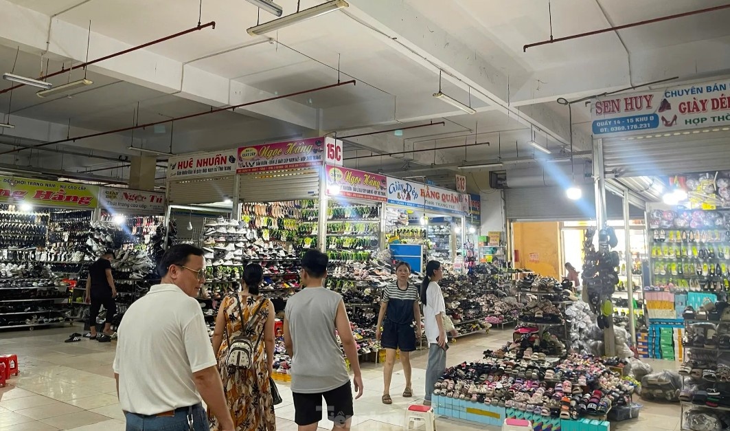 Tiểu thương chợ Vinh có động thái mới sau một tuần 'đình công'