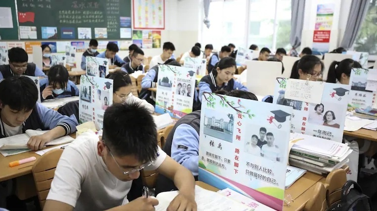 Trung Quốc cúp điện AI để ngăn học sinh gian lận mùa thi