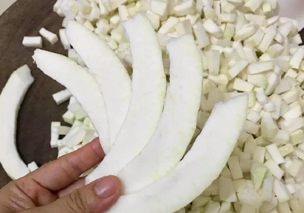 Thứ tưởng bỏ đi từ quả bưởi bỗng thành... có giá: Làm món đặc sản mùa hè đầy hấp dẫn, dân thành phố ưa chuộng