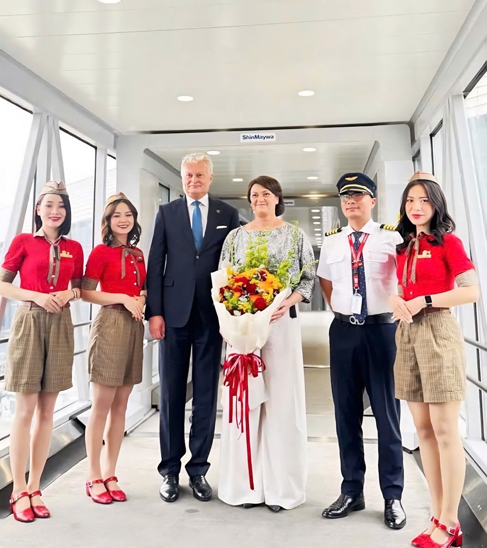 Tổng thống Litva đến Hà Nội trên chuyên cơ Vietjet