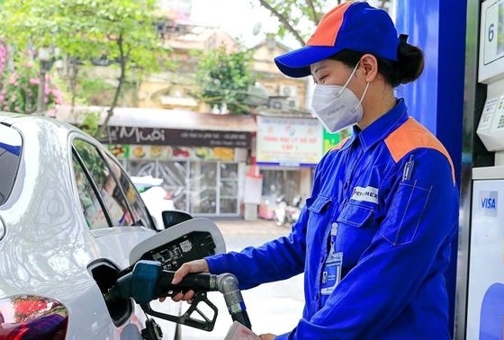 Giá dầu thế giới tăng vọt do lo ngại xung đột Trung Đông, giá xăng dầu trong nước chiều nay biến động ra sao?