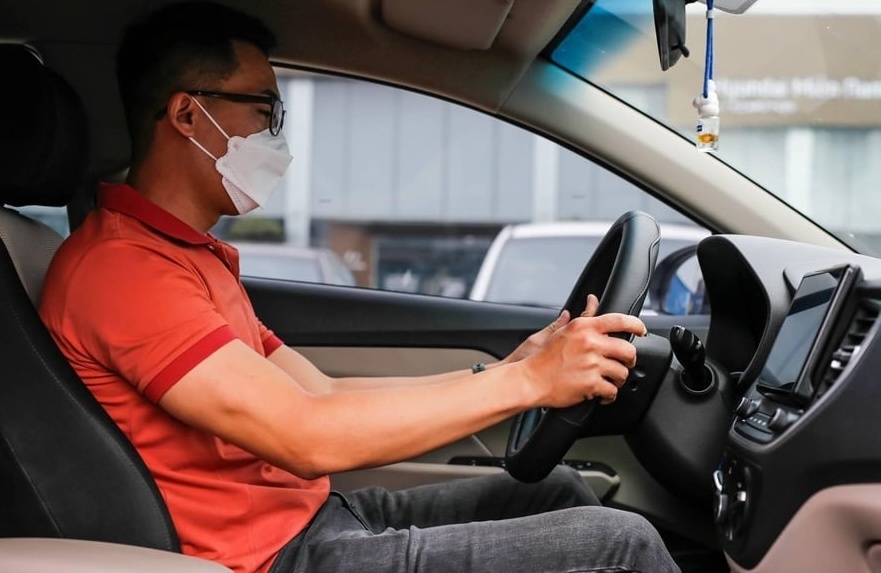 Hành vi rất nhiều người đi ô tô, xe máy đang chủ quan, nếu bị phát hiện sẽ bị thu hồi GPLX ngay lập tức, 1 năm sau mới được thi lại