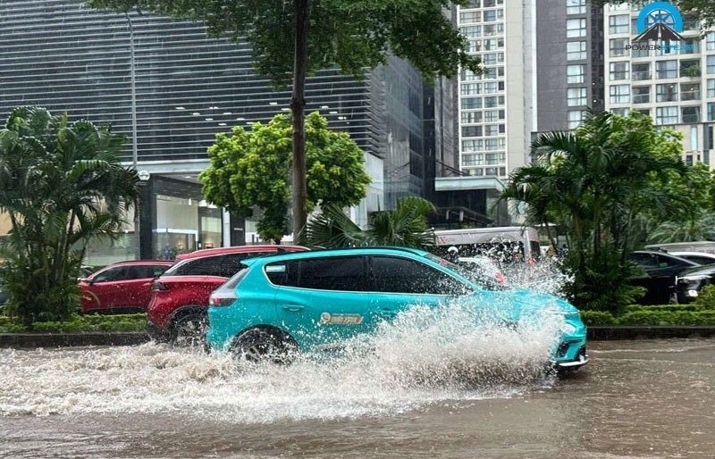 Một hệ thống bán lẻ xe VinFast chơi lớn, khách mang xe đi sửa được tặng tiền trong mùa mưa bão