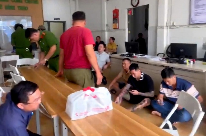 Công an ập vào phòng công chứng, bắt giữ Phạm Ngọc Thạch