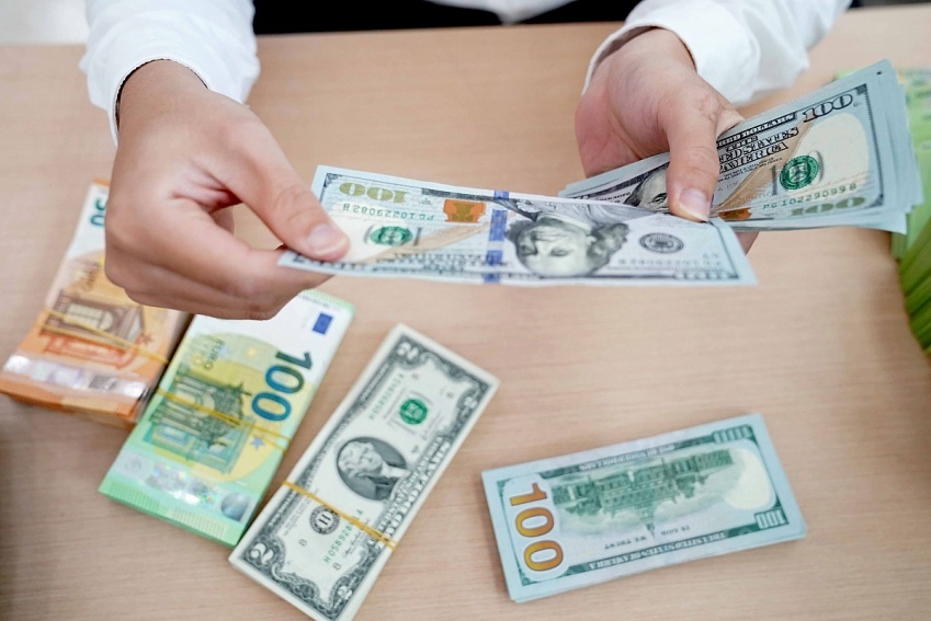 Tỷ giá hôm nay 13/6: USD, NDT bật tăng tại ngân hàng