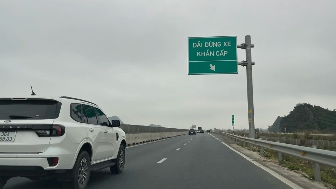 Từ nay, đi trên cao tốc xe gặp sự cố muốn dừng phải thực hiện việc này, nếu không sẽ đối diện với hiểm hoạ