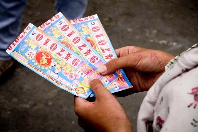 Chồng bán 2 tờ vé số cho vợ, không ngờ trúng ngay giải đặc biệt 4 tỷ đồng