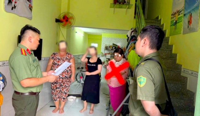 Công an truy tìm người mua hải sản từ nữ quái đội lốt tiểu thương để trình báo