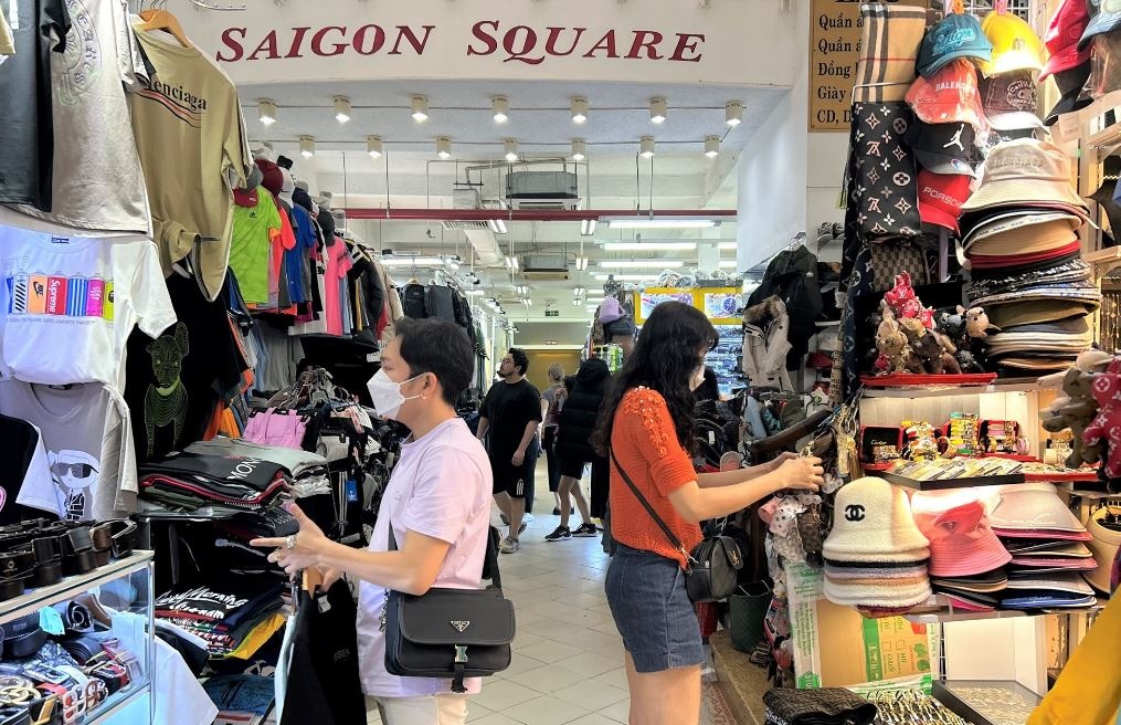 Saigon Square bị báo cáo quốc tế chỉ đích danh về vấn nạn hàng giả