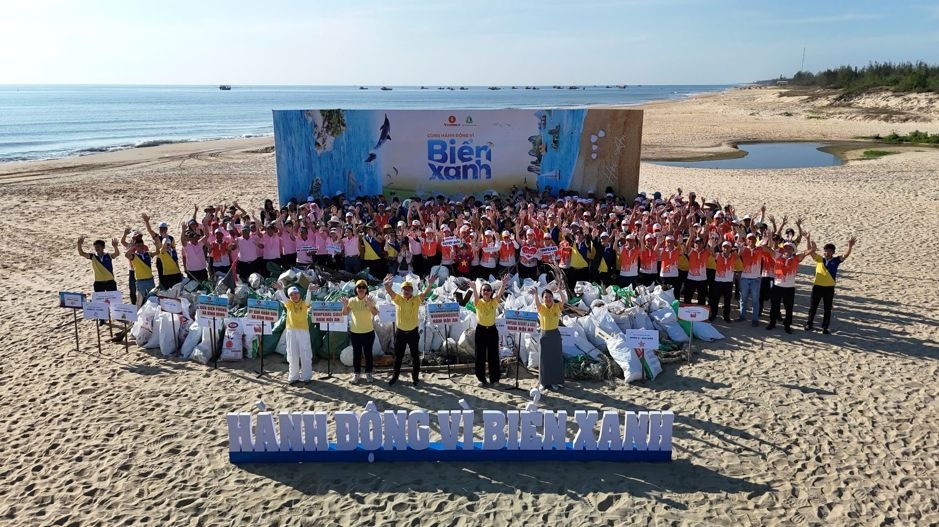 Gần 10.000 người vingroup và tình nguyện viên ra quân làm sạch bờ biển tại 28 tỉnh, thành phố