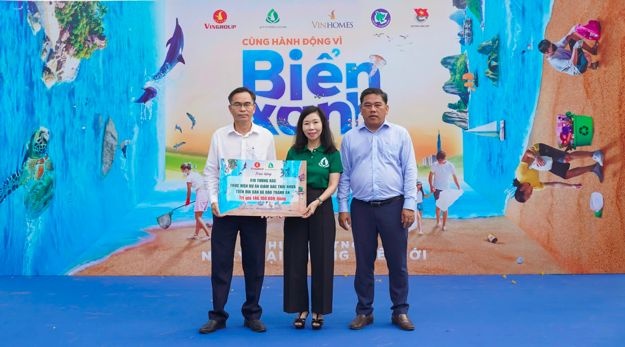 Gần 10.000 người vingroup và tình nguyện viên ra quân làm sạch bờ biển tại 28 tỉnh, thành phố