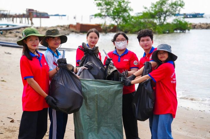 Gần 10.000 người vingroup và tình nguyện viên ra quân làm sạch bờ biển tại 28 tỉnh, thành phố