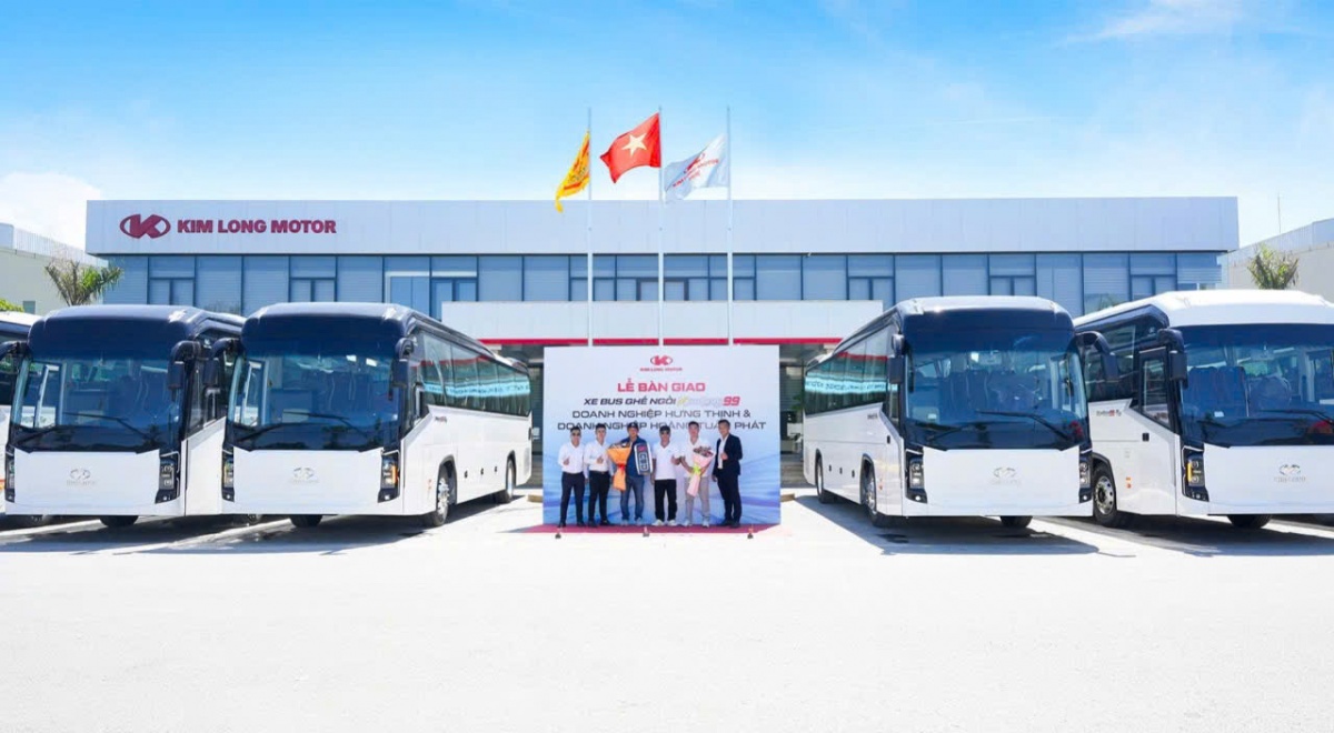 Hãng xe Việt Kim Long Motor bàn giao lô xe bus đầu tiên trong hợp đồng 50 chiếc với hai ông lớn vận tải