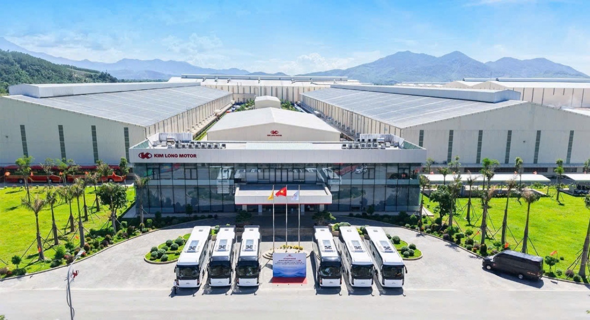 Hãng xe Việt Kim Long Motor bàn giao lô xe bus đầu tiên trong hợp đồng 50 chiếc với hai ông lớn vận tải
