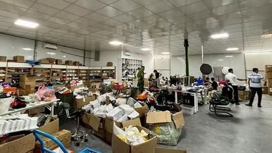 Phá ổ livestream giá rẻ, phát hiện hơn 3.000 sản phẩm hàng lậu tại Làng Sơn