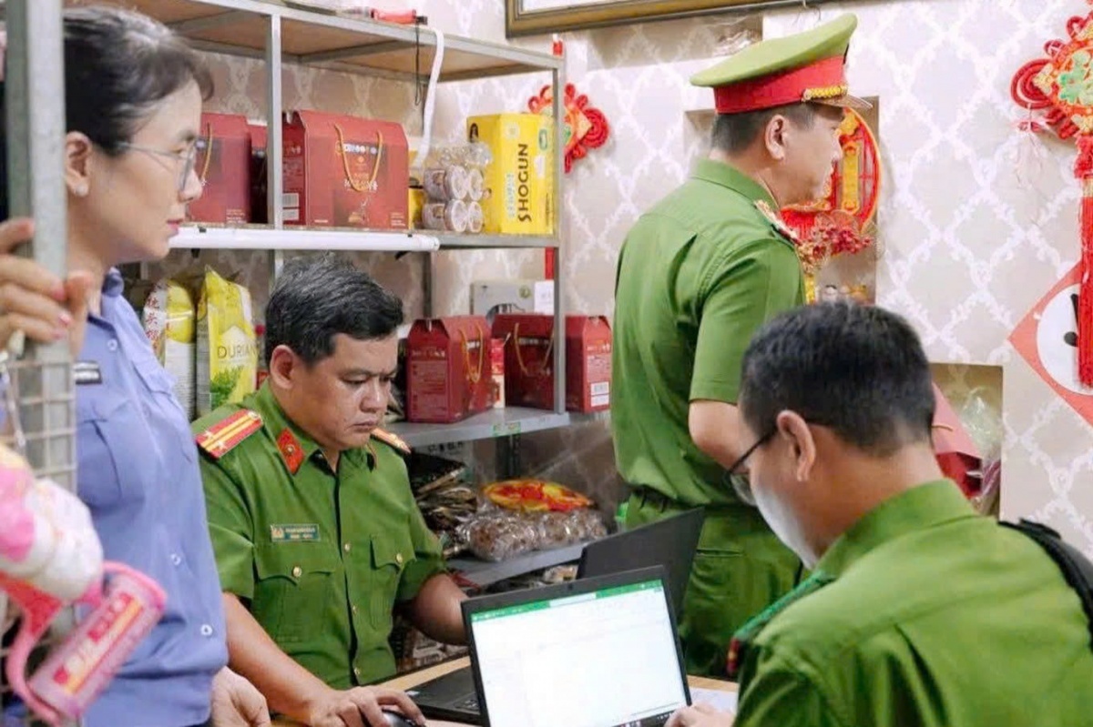Bắt người phụ nữ bán hàng online, có doanh thu hàng chục tỷ đồng để điều tra