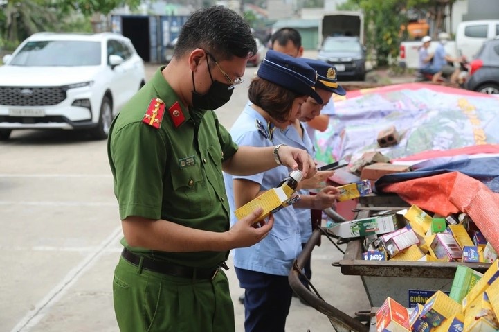 Quảng Ninh điều tra vụ 2 người bí ẩn bỏ lại hàng nghìn hộp nước yến, đông trùng, vitamin,... trong bãi rác giữa đêm