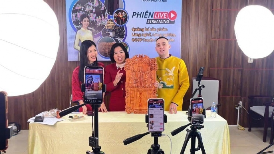 Chủ tịch huyện tự dựng video, dạy dân bán hàng online: Gần nửa năm mang về doanh thu 4.000 tỷ