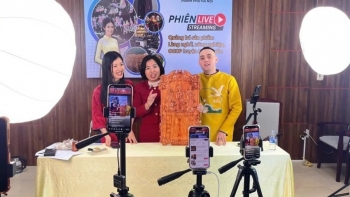 Chủ tịch huyện tự dựng video, dạy dân bán hàng online: Gần nửa năm mang về doanh thu 4.000 tỷ