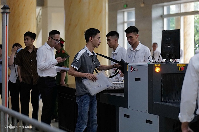 Người được triệu tập xếp hàng làm thủ tục vào phiên tòa phúc thẩm. (Ảnh: Ngọc Thành). 
