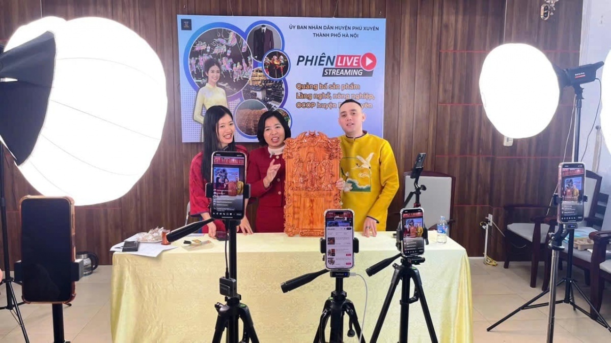 Chủ tịch huyện tự dựng video, dạy dân bán hàng online: Gần nửa năm mang về doanh thu 4.000 tỷ
