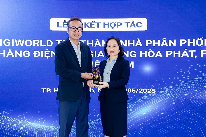 Vừa bắt tay Hòa Phát (HPG), cổ phiếu một ông lớn bán lẻ bốc đầu tăng hàng chục %