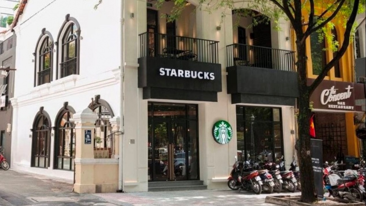 Bị đẩy khỏi đất vàng Hàn Thuyên, Starbucks Reserve trở lại và ‘phục thù’ ngay đối diện