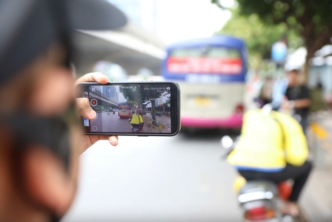 Tố cáo vi phạm giao thông, người đàn ông kiếm tiền tỷ mỗi năm nhờ 'săn tiền phạt'