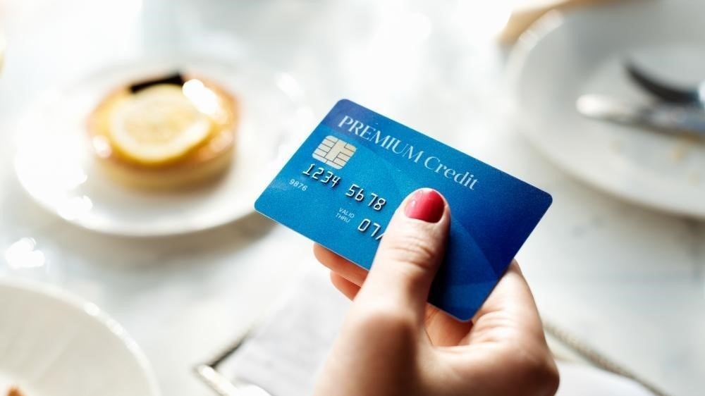 Một ngân hàng sắp hủy toàn bộ giao dịch đối với 2 dòng thẻ