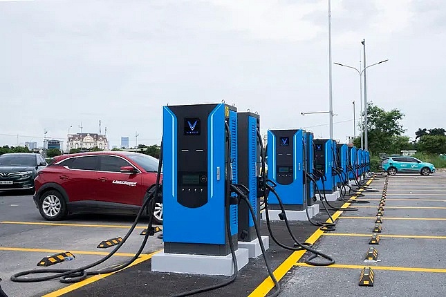 V-Green của tỷ phú Phạm Nhật Vượng khai trương trạm sạc siêu nhanh lớn nhất Hà Nội