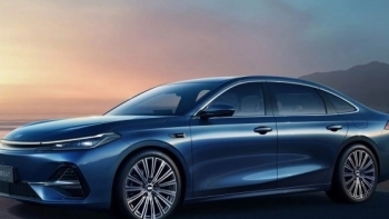 Mẫu sedan hạng D giá chỉ chỉ 320 triệu đồng vừa chính thức ra mắt: Đẹp vượt phân khúc, công nghệ hiện đại, Toyota Camry gặp đối thủ nặng ký