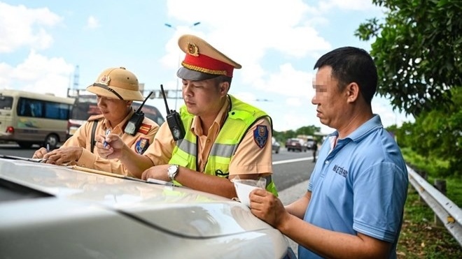 Hành vi nhiều tài xế lầm tưởng ‘vô thưởng vô phạt’ khi đi trên cao tốc, vi phạm sẽ bị phạt lên tới 14 triệu đồng và trừ 6 điểm GPLX