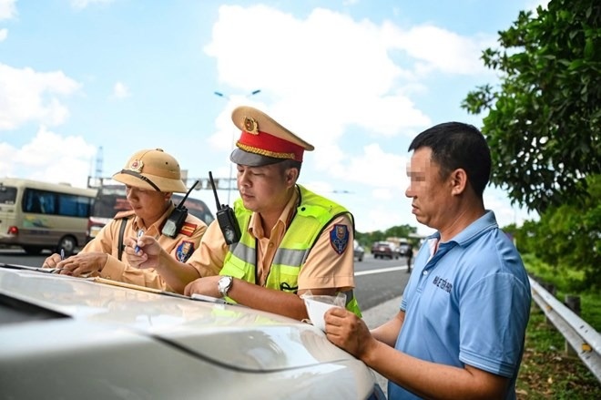 Hành vi nhiều tài xế lầm tưởng ‘vô thưởng vô phạt’ khi đi trên cao tốc, vi phạm sẽ bị phạt lên tới 14 triệu đồng và trừ 6 điểm GPLX