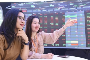 Chứng khoán giằng co, nhóm dầu khí tiếp tục sụt giảm