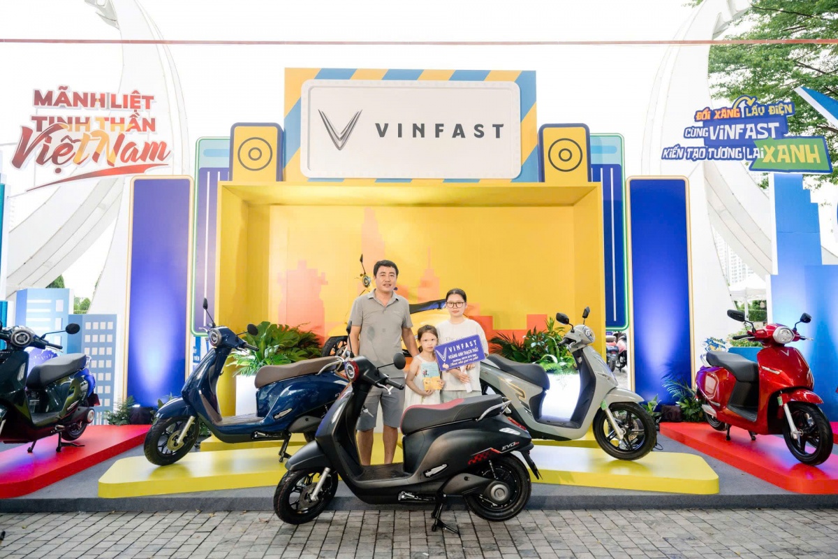 Cứ 2 phút lại có 1 người mua xe máy điện VinFast, 600 xe xăng 'biến mất' sau 2 ngày