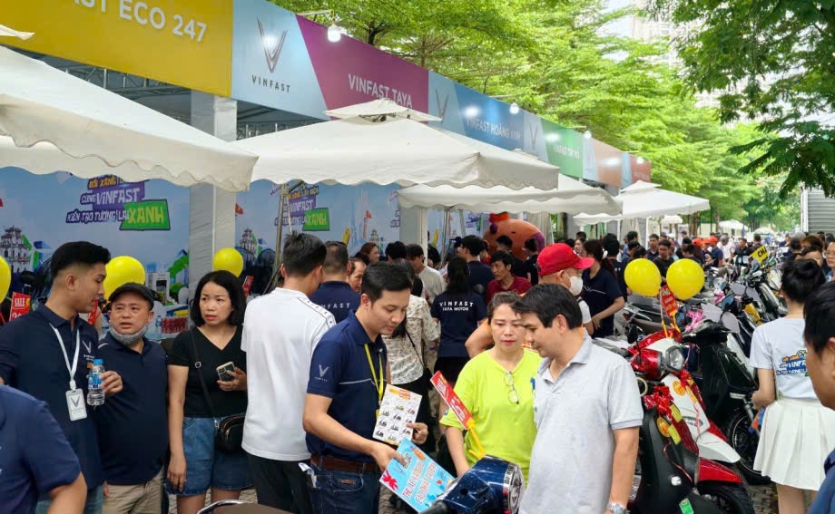 Cứ 2 phút lại có 1 người mua xe máy điện VinFast, 600 xe xăng 'biến mất' sau 2 ngày
